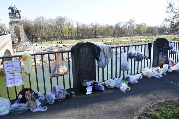 Munich 28 03 20 Wittelsbacher Isar bridge at the gift fence of fellow citizens Spontaneous donations for needy fellow citizens Donations