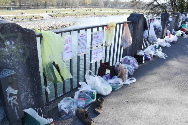 Munich 28 03 20 Wittelsbacher Isar bridge at the gift fence of fellow citizens Spontaneous donations for needy fellow citizens Donations