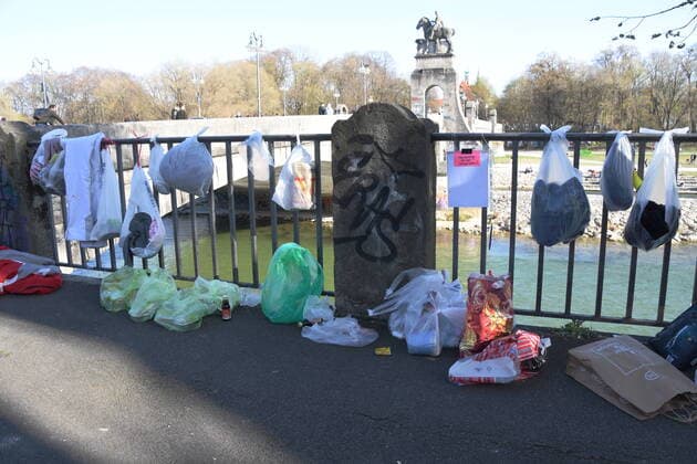 Munich 28 03 20 Wittelsbacher Isar bridge at the gift fence of fellow citizens Spontaneous donations for needy fellow citizens Donations