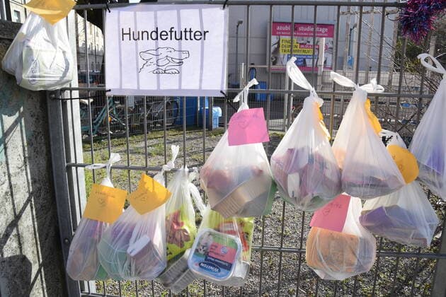 Munich 28 03 20 Kapuzinerstrasse at the gift fence of fellow citizens Spontaneous donations for needy fellow citizens