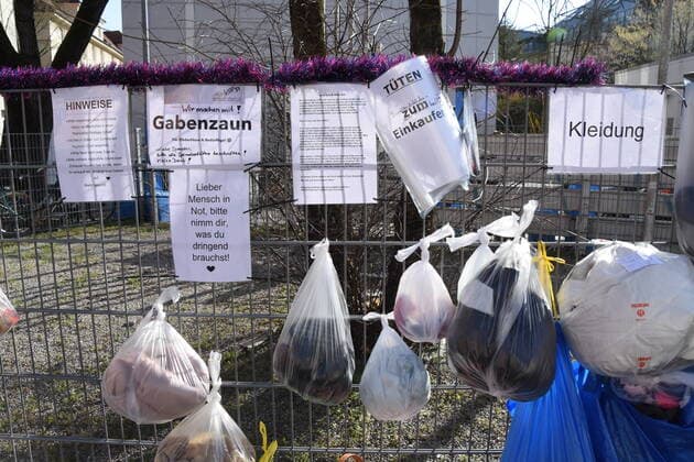 Munich 28 03 20 Kapuzinerstrasse at the gift fence of fellow citizens Spontaneous donations for needy fellow citizens