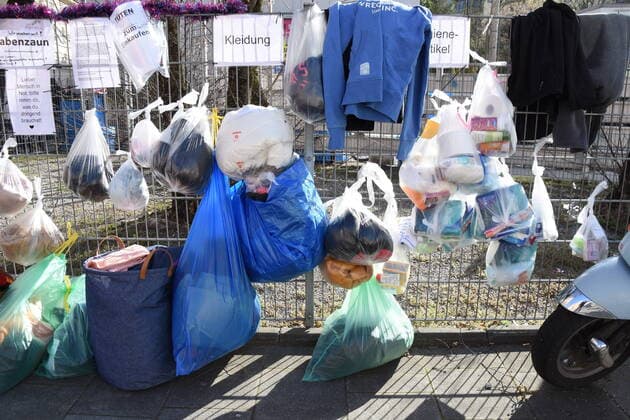 Munich 28 03 20 Kapuzinerstrasse at the gift fence of fellow citizens Spontaneous donations for needy fellow citizens