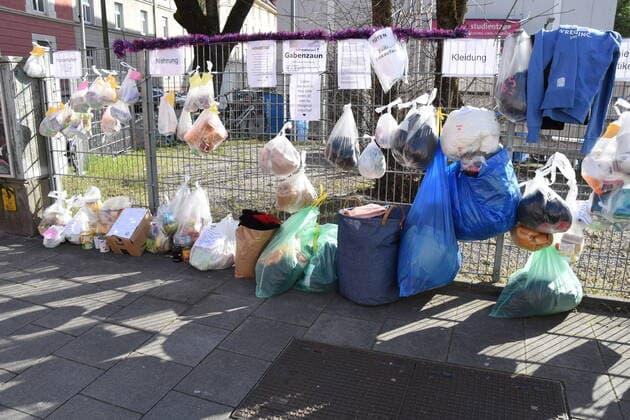 Munich 28 03 20 Kapuzinerstrasse at the gift fence of fellow citizens Spontaneous donations for needy fellow citizens