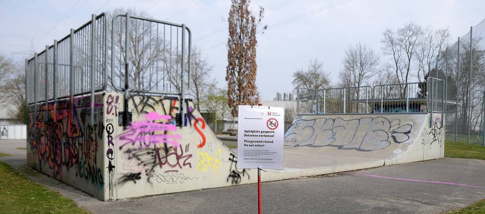 29 03 2020, xemx, News, emwirt, v l sign at a closed playground Augsburg