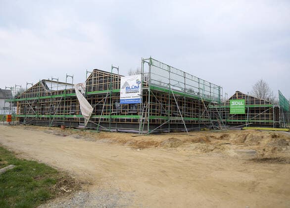 29 03 2020, xemx, news, emwirt, v l construction site house building, scaffolding, shell, rental flats, rental apartment, real estate, real estate, construction Augsburg
