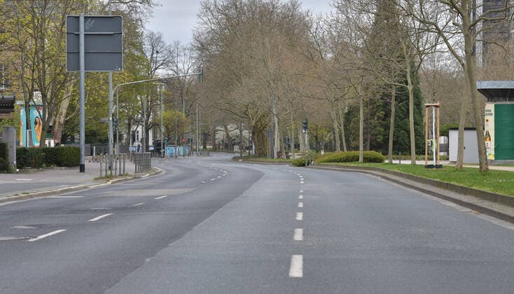 29 03 2020, xblx, Frankfurt on day 7 of the contact ban, streets almost empty, emwirt, Senckenberganlage, Frankfurt am Main