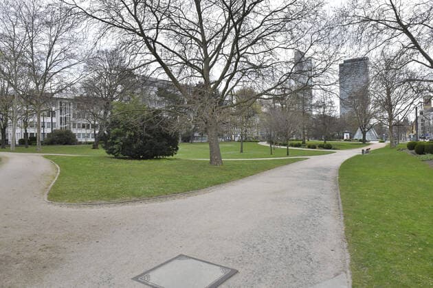 29 03 2020, xblx, Frankfurt on day 7 of the ban on contact, parks almost as if they were empty, emwirt, Ludwig Erhard Anlage Frankfurt am Main