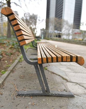 29 03 2020, xblx, Frankfurt on day 7 of the ban on contact, parks almost as if they were empty, emwirt, orphaned bench in the Ludwig Erhard Anlage Frankfurt am Main