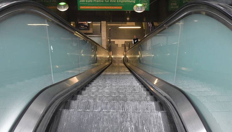 29 03 2020, xblx, Frankfurt on day 7 of the contact ban, almost no people in the main station, almost empty stairs Frankfurt am Main