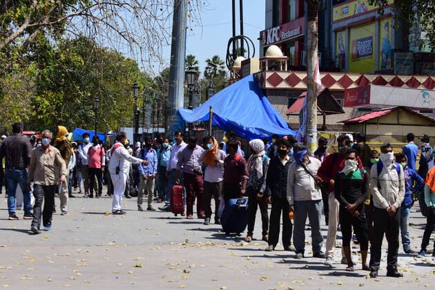 India: Nationwide lockdown in wake of Coronavirus pandemic Prayagraj: Migratory workers in queue to board bus as they move to their native place during nationwide lock down in wake of Corona Virus pandemic in Prayagraj on Sunday, March 29, 2020. Prayagraj Uttar Pradesh India Copyright: PrabhatxKumarxVerma