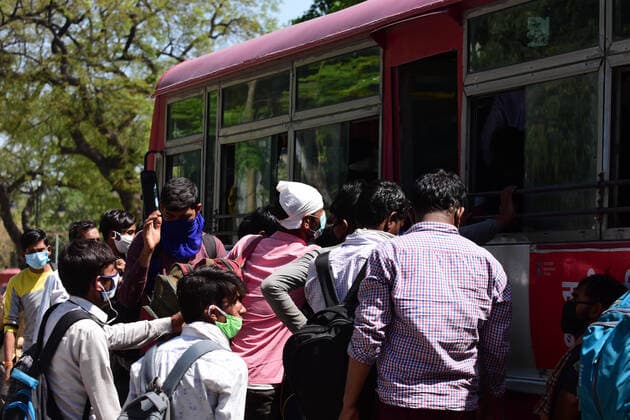India: Nationwide lockdown in wake of Coronavirus pandemic Prayagraj: Migratory workers in queue to board bus as they move to their native place during nationwide lock down in wake of Corona Virus pandemic in Prayagraj on Sunday, March 29, 2020. Prayagraj Uttar Pradesh India Copyright: PrabhatxKumarxVerma