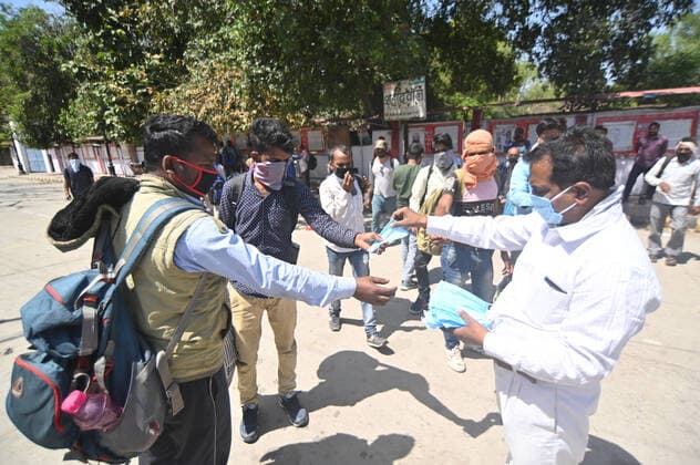 India: Nationwide lockdown in wake of Coronavirus pandemic Prayagraj: People in queue to take free mask during Nationwide Lockdown in wake of Corona Virus pandemic in Prayagraj (Allahabad) on Sunday, March 29, 2020. Prayagraj Uttar Pradesh India Copyright: PrabhatxKumarxVerma