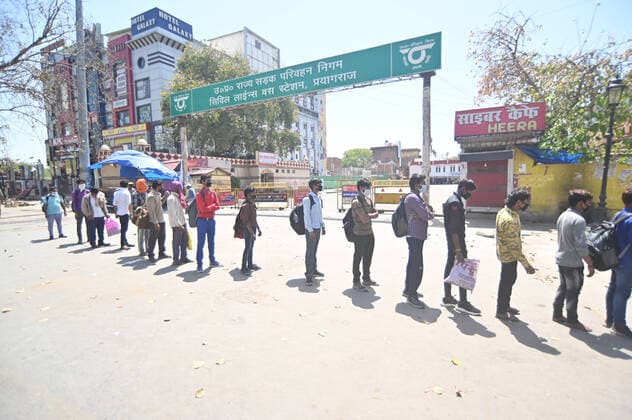 India: Nationwide lockdown in wake of Coronavirus pandemic Prayagraj: Medical team inspect people arrived from other places to Allahabad during Nationwide Lockdown in wake of Corona Virus pandemic in Prayagraj (Allahabad) on Sunday, March 29, 2020. Prayagraj Uttar Pradesh India Copyright: PrabhatxKumarxVerma