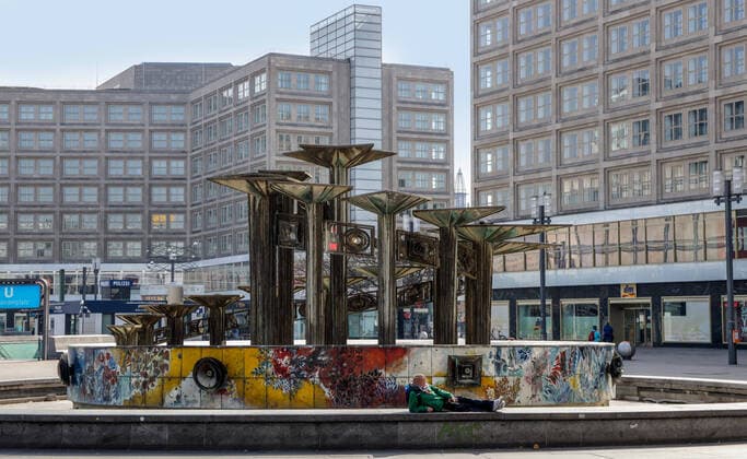 Coronavirus in Berlin Berlin, 27 03 2020, Alexanderplatz Because of the coronavirus, Alexanderplatz is unusually deserted A man basks in the sun at the fountain of international friendship Berlin Berlin Germany Alexanderplatz