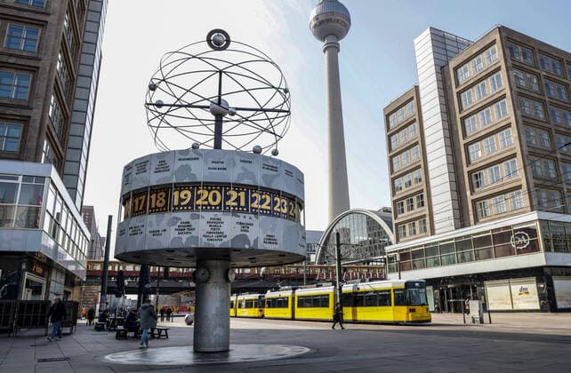 Coronavirus in Berlin Berlin, 27 03 2020, Alexanderplatz Because of the coronavirus, Alexanderplatz is unusually deserted Few pedestrians cross at a great distance in front of the television tower, world time clock and tram Berlin Berlin Germany Alexanderplatz