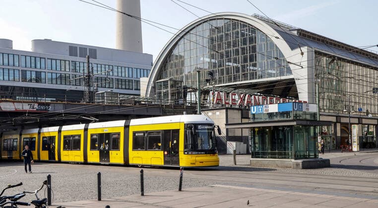 Coronavirus in Berlin Berlin, 27 03 2020, Alexanderplatz Because of the coronavirus, the forecourt in front of the station is unusually deserted A few pedestrians cross at a great distance, a tram passes Berlin Berlin Deutschland Alexanderplatz