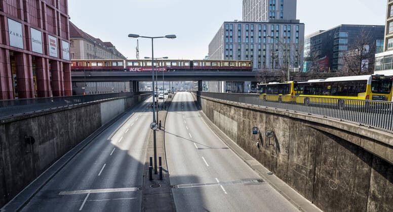 Coronavirus in Berlin Berlin, 27 03 2020, Alexanderplatz Because of the coronavirus, the entrance to the underpass Grunerstrasse, Otto Braun Strasse between Alexa and the Alexanderplatz train station is unusually empty Few cars and buses drive on the road Berlin Berlin Deutschland Mitte