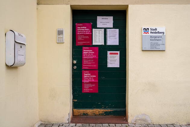 Impressions from Heidelberg district Kirchheim in Baden Württemberg in the days of the corona contact ban, the picture shows the entrance door of the Kirchheim city hall with notices about the corona crisis in the languages German, English and Turkish, contact ban, symbol photo, symbol picture, symbol, 29 03 2020, Heidelberg Germany , News, Coronavirus, Impressions from Heidelberg xozx