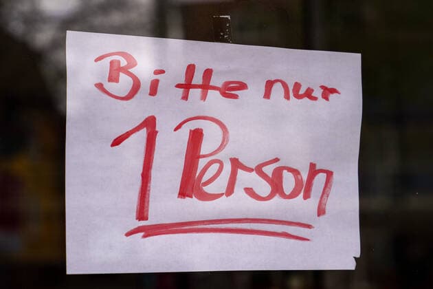 Impressions from Heidelberg district Kirchheim in Baden Württemberg in the days of the Corona contact ban, the picture shows the notice at a shop Please only one person, note, notice board, sign, keep distance , Corona crisis, contact ban, symbol photo, symbol picture, symbol, shop, company, 29 03 2020, Heidelberg Germany , News, Coronavirus, Impressions from Heidelberg xozx