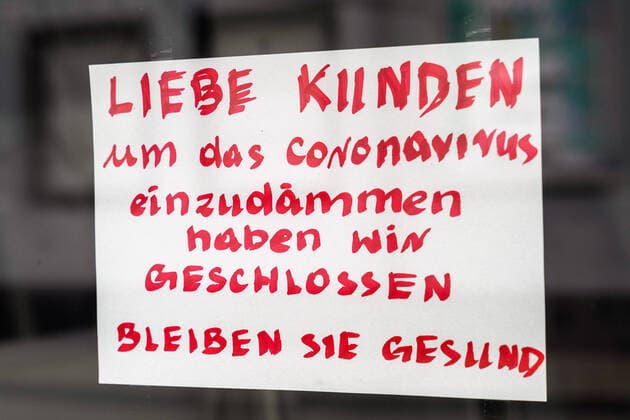 Impressions from Heidelberg district Kirchheim in Baden Württemberg in the days of the Corona contact ban, the picture shows the notice on a shop Dear customers, to contain the Coronavirus we have closed, Stay healthy, notice, notice board, sign, corona crisis, contact ban, symbol photo, symbol image, symbol, business, company, 29 03 2020, Heidelberg Germany , News, Coronavirus, Impressions from He xozx