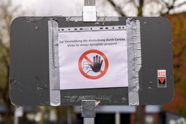 Impressions from Heidelberg district Kirchheim in Baden Württemberg in the days of the corona contact ban, the picture shows a notice with the words To prevent infection by corona viruses, this playground is closed, barrier, barricade, place barrier, notice, notice board, sign, prohibition, prohibition sign, corona crisis, contact ban, symbol photo, symbol picture, sym xozx