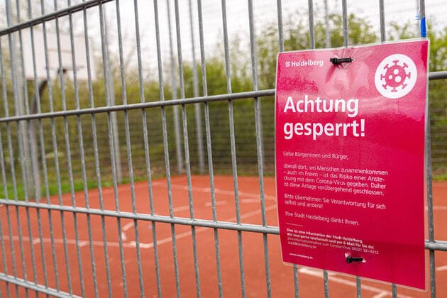 Impressions from Heidelberg district Kirchheim in Baden Württemberg in the days of the Corona contact ban, the picture shows the notice at a public basketball court with the inscription Attention locked , barrier, blocking, site closure, closing, closed, outdoor, bask xozx
