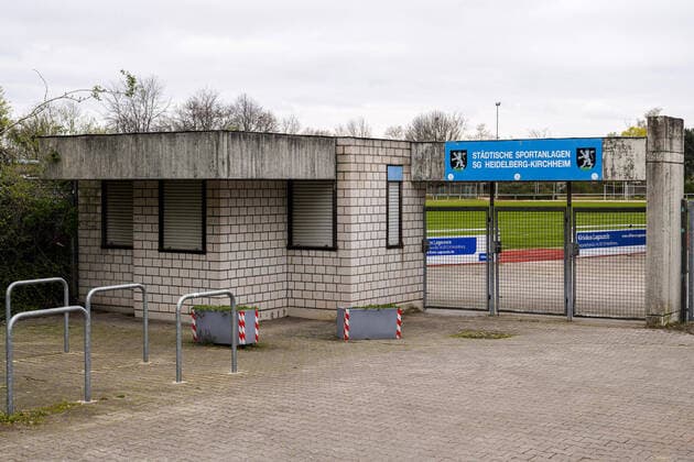 Impressions from Heidelberg district Kirchheim in Baden Württemberg in the days of the corona contact ban, the picture shows the closed sports field of the SG Heidelberg Kirchheim, municipal sports facility, barrier, barricade, site closure, closed, access prohibited, closed, sports, leisure, football, corona crisis, contact ban, symbol photo, symbol image, symbol, 29 03 2020, Heidelberg Germany xozx