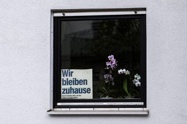 Impressions from Heidelberg district Kirchheim in Baden Württemberg in the days of the Corona contact ban, the picture shows a notice on a window of concerned citizens with the inscription We stay at home And we thank all those who keep the shop running, Corona crisis, contact ban, symbol photo, symbol picture, symbol, thanks, gratitude xozx
