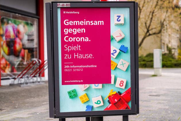 Impressions from Heidelberg district Kirchheim in Baden Württemberg in the days of the Corona contact ban, the picture shows the poster action Together Against Corona of the Heidelberg city administration, poster with the inscription Together Against Corona , Plays at home, Notice, Notice, Notice board, Notice sign xozx