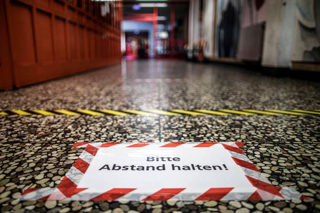29 03 2020, DU Duisburg , Medical sighting centre in the Gesamtschule Süd at the Großenbaumer Allee Medical sighting centre in the Gesamtschule Süd in Großenbaum , in the inner area markings and signs on the floor tell people to keep their distance