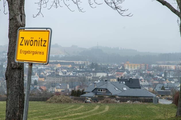 200329Corona victims First corona victim in the Erzgebirgskreis The Erzgebirgskreis has a first fatality in connection with the corona virus In Zwönitz, a 92-year-old patient died of the virus, the District Office announced It is thus t