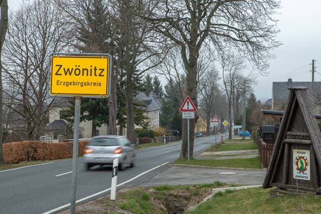 200329Corona victims First corona victim in the Erzgebirgskreis The Erzgebirgskreis has a first fatality in connection with the corona virus In Zwönitz, a 92-year-old patient died of the virus, the District Office announced It is thus t