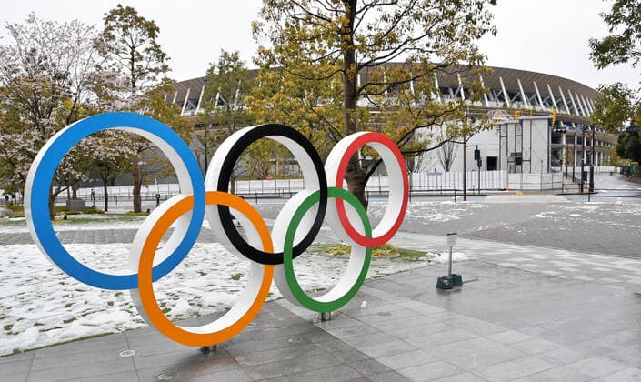 The Olympic rings are seen near the National Stadium in Tokyo, Japan on Sunday, March 29, 2020. It s first time in 32 years that Tokyo witnessed the accumulation of snow measuring 1 centimeter or more in late March.  TKP2020032905 KEIZOxMORI