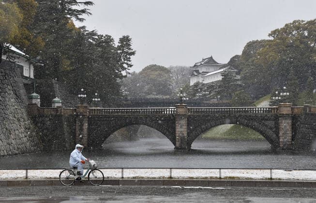 Tokyo Metropolitan police officer patrols at the square in front of Imperial Palace in Tokyo, Japan on Sunday, March 29, 2020. It s first time in 32 years that Tokyo witnessed the accumulation of snow measuring 1 centimeter or more in late March.  TKP2020032901 KEIZOxMORI
