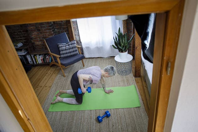 Symbol photo on the subject of fitness A woman exercising at home with dumbbells Berlin, 26 03 2020 Berlin Germany Copyright: xphotothek xThomasxTrutschelx