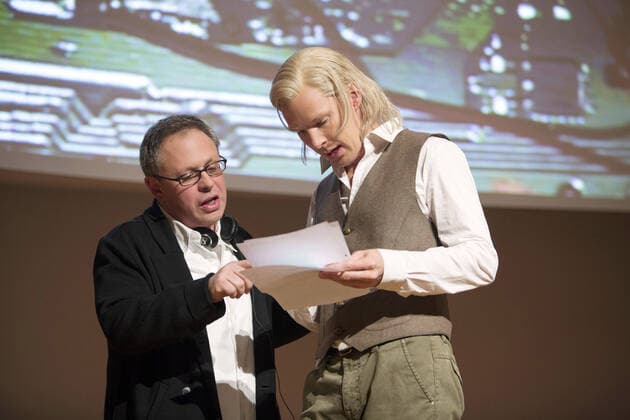 THE FIFTH ESTATE, from left: director Bill Condon, Benedict Cumberbatch, on set, 2013. ph: Frank Connor Touchstone Pictures courtesy Everett Collection Touchstone Pictures Courtesy Everett Collection !ACHTUNG AUFNAHMEDATUM GESCHÃ„TZT! PUBLICATIONXNOTxINxCANxCHNxFRAxITAxJPNxNORxPOLxRUSxESPxUKxUSA Copyright: xTouchstonexPictures CourtesyxEverettxCollectionx MCDFIES EC030