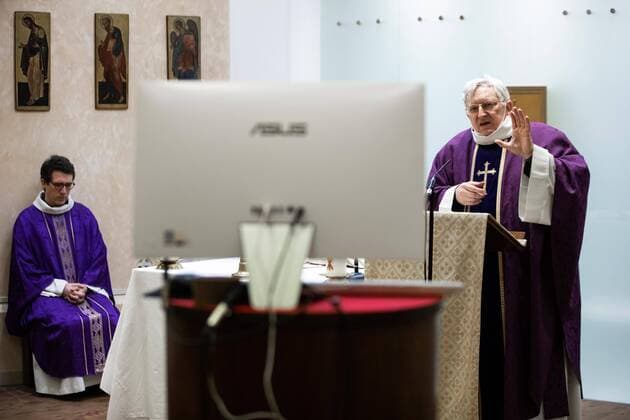 News Bilder des Tages Paris, France, March 29, 2020 - Mass celebrated by videoconference during the Covid-19 epidemic inside the chapel of Sainte Odile church - In the presence of father Stephane Biaggi  Copyright: xAlexisxSciardx