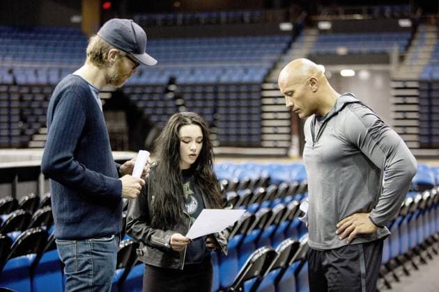 FIGHTING WITH MY FAMILY, (from left): Director Stephen Merchant, Florence Pugh, Dwayne Johnson, on-set 2019. ph: Robert Viglasky MGM courtesy Everett Collection (FSC:RR) !ACHTUNG AUFNAHMEDATUM GESCHÃ„TZT! PUBLICATIONXNOTxINxCANxCHNxFRAxITAxJPNxNORxPOLxRUSxESPxUKxUSA Copyright: xMGM CourtesyxEverettxCollectionx MCDFIWI EC107