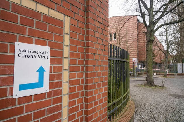 Corona test at the Vivantes Wenckebach Hospital in Berlin Tempelhof Corona virus clarification centre of the Vivantes Wenckebach Hospital in the Albrechtstrasse in Tempelhof