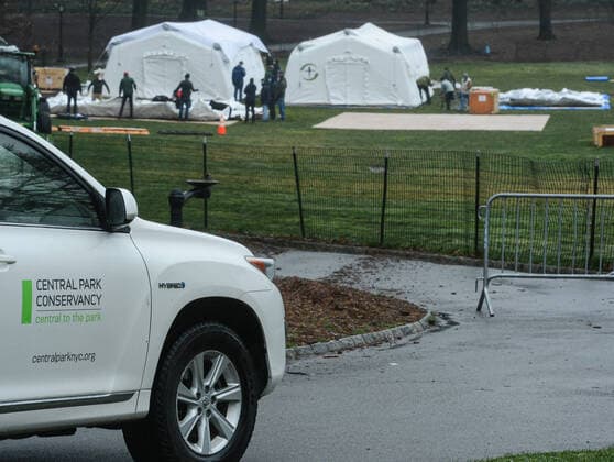 March 29, 2020, New York Manhattan, USA: NYC building the first makeshift Hospital in Central Park a Cross street from Mount Sinai Hospital. 03 29 20. New York Manhattan. 100 ST and 5 AV Central Park . New York Manhattan. USA - ZUMAs252 20200329_znp_s252_021 Copyright: xMarcusxSantosx