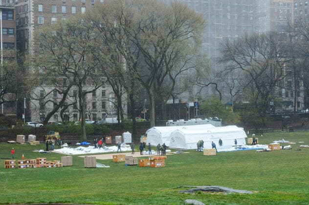 March 29, 2020, New York Manhattan, USA: NYC building the first makeshift Hospital in Central Park a Cross street from Mount Sinai Hospital. 03 29 20. New York Manhattan. 100 ST and 5 AV Central Park . New York Manhattan. USA - ZUMAs252 20200329_znp_s252_025 Copyright: xMarcusxSantosx