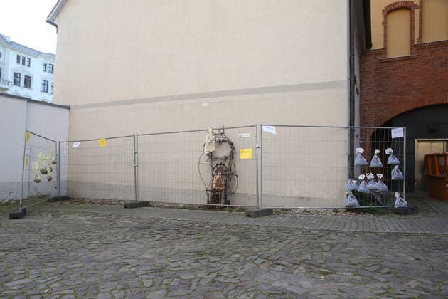 Gift fence in the cultural center fire station in Magdeburg Saxony-Anhalt, citizens can donate bags with food in times of the Corona crisis, which can then be taken away by citizens who do not have so much available