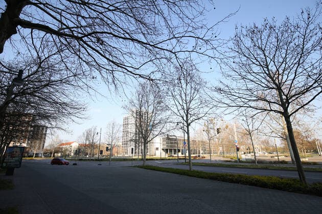 In times of the Corona crisis, there is almost no traffic and hardly any people on the Uniplatz towards the city centre on Saturday afternoon. Due to the tunnel construction in Magdeburg, this square is one of the most frequented places in Magdeburg on normal days