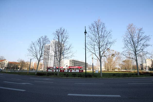 In times of the Corona crisis, there is almost no traffic and hardly any people on the Uniplatz towards the city centre on Saturday afternoon. Due to the tunnel construction in Magdeburg, this square is one of the most frequented places in Magdeburg on normal days