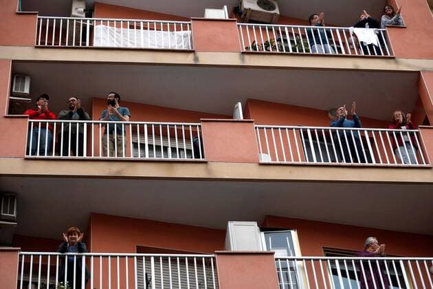 People clap from a balcony during a collective scheduled clapping event in honor of workers of the sanitary and health sector in L Hospitalet, Catalonia, Spain, 29 March 2020, to thank them for their effort in managing the coronavirus crisis. Spain faces the 15th consecutive day of national lockdown in an effort to slow down the spread of the pandemic COVID-19 disease caused by the SARS-CoV-2 coronavirus. Coronavirus in Spain !ACHTUNG: NUR REDAKTIONELLE NUTZUNG!  Copyright: xTonixAlbirx GRAF3230 20200329-637211120470013430