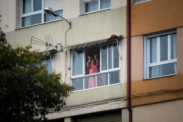 People clap from a balcony during a collective scheduled clapping event in honor of workers of the sanitary and health sector in Orense, northwest Spain, 29 March 2020, to thank them for their effort in managing the coronavirus crisis. Spain faces the 15th consecutive day of national lockdown in an effort to slow down the spread of the pandemic COVID-19 disease caused by the SARS-CoV-2 coronavirus. Coronavirus in Spain !ACHTUNG: NUR REDAKTIONELLE NUTZUNG!  Copyright: xBraisxLorenzox GRAF3226 20200329-637211126273992681