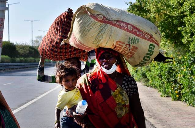News Bilder des Tages NEW DELHI, INDIA - MARCH 29: Migrant workers head home on Day 5 of the 21 day nationwide lockdown imposed by PM Narendra Modi to curb the spread of coronavirus, at Greater Noida Expressway, on March 29, 2020 in New Delhi, India. (Photo by Mohd Zakir Hindustan Times ) Migrant Workers Head Home In Coronavirus Lockdown