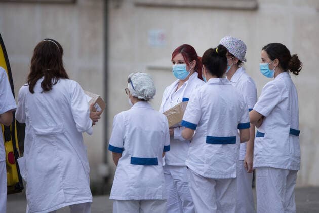 March 29, 2020, Madrid, MADRID, SPAIN: Details of the tribute to the Spanish health at 8 pm at the Hospital Universitario Fundacion Jimenez Diaz at the end of the second week after the Government declared the state of alarm in Spain and recommended people to stay at home to fight coronavirus COVID-19 on March 29, 2020 in Madrid, Spain Madrid SPAIN - ZUMAa181 20200329_zaa_a181_090 Copyright: xJoaquinxCorcherox