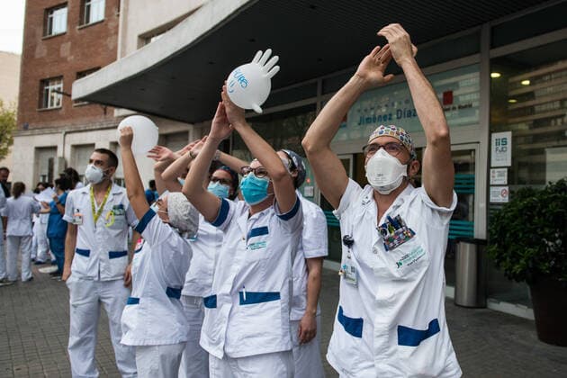 March 29, 2020, Madrid, MADRID, SPAIN: Details of the tribute to the Spanish health at 8 pm at the Hospital Universitario Fundacion Jimenez Diaz at the end of the second week after the Government declared the state of alarm in Spain and recommended people to stay at home to fight coronavirus COVID-19 on March 29, 2020 in Madrid, Spain Madrid SPAIN - ZUMAa181 20200329_zaa_a181_148 Copyright: xJoaquinxCorcherox
