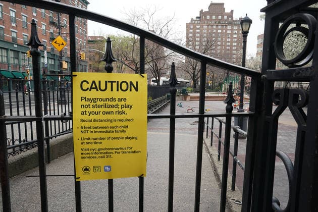 March 29, 2020, New York, NY, USA: New Yorkers reacts to the Coronavirus on March 29, 2020 in New York. New York USA - ZUMAb148 20200329_zap_b148_013 Copyright: xBryanxSmithx